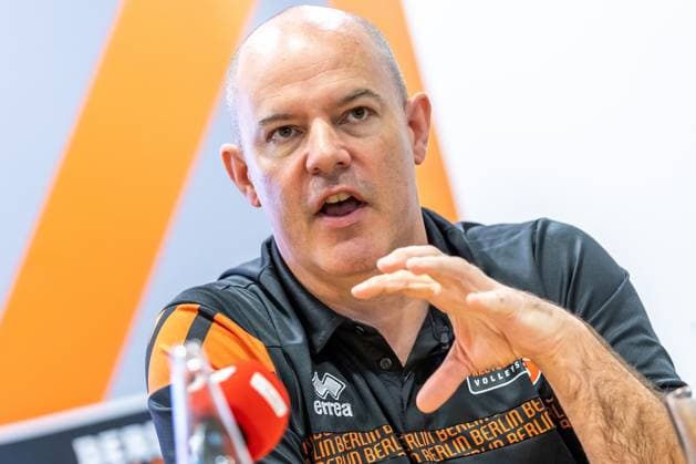 10 09 24, Berlin, Volleyball, Berlin Recycling Volleys BR Volleys season opener press conference Coach Joel Banks of the Berlin Volleys speaks at the press conference BR Volleys season opener press conference