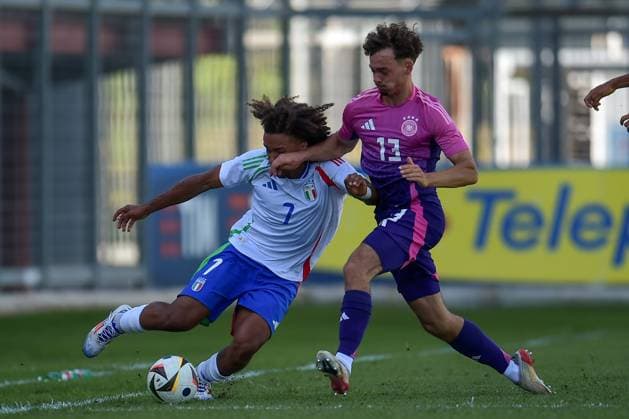 Sport Bilder des Tages Italia s U20 Aaron Ciammaglichella in action against Germany s U20 Aaron Zenhter during the match Elite League Italy U20 - Germany U20 at the Manlio Scopigno stadium in Rieti, Italy on september 10, 2024  Copyright: xGianlucaxVannicelli IPAxSportx x xx IPA_49524830 IPA_Agency_IPA49524830
