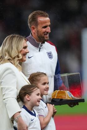 UEFA Nations League - League B - Group 2 England v Finland Harry Kane of England receives his golden cap for his 100th appearance for England in tonights UEFA Nations League - League B - Group 2 England v Finland at Wembley Stadium, London, United Kingdom, 10th September 2024 (Photo by Gareth Evans News Images) Copyright: xGarethxEvans NewsxImagesx