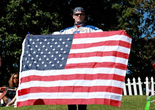 GAINESVILLE, VA - SEPTEMBER 10: A spectator holds an American flag during the first day of practice for the 2024 Solheim Cup at Robert Trent Jones Golf Club at Gainesville, Virginia (Photo by Brian Spurlock Icon Sportswire) GOLF: SEP 10 LPGA, Golf Damen Solheim Cup EDITORIAL USE ONLY Icon24091016