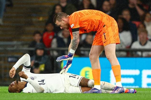 Jordan Pickford of England checks on Ezri Konsa of England after they sustain an injury England v Finland, UEFA Nations League, League B, Group 2, Football, Wembley Stadium, London, UK, 10 Sep 2024 EDITORIAL USE ONLY No use with unauthorised audio, video, data, fixture lists, club league logos or live services. Online in-match use limited to 120 images, no video emulation. No use in betting, games or single club league player publications.  Copyright: xKieranxMcManus Shutterstockx 14706825ch