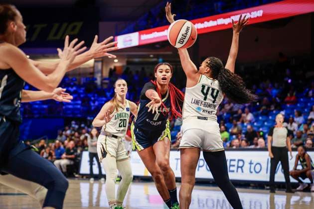 September 10, 2024, Arlington, Texas, USA: Dallas Wings forward SATOU SABALLY (0) passes the ball to Dallas Wings guard SEVGI UZUN (1) (foreground) during a WNBA, Basketball Damen, USA game between the New York Liberty and Dallas Wings at College Park Center. Liberty win 105-91. Arlington USA - ZUMAf180 20240910_zsp_f180_001 Copyright: xMarkxFannx
