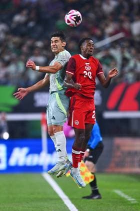 Fußball, Länderspiel, Mexiko - Kanada RECORD DATE NOT STATED Seleccion Mexicana 2024 Mexico vs Canada Jesus Angulo (L) of Mexico jumps for the ball with ALinAhmed (R) of Canada during the game International Friendly, Länderspiel, Nationalmannschaft between Mexican national team, Nationalteam (Mexico) and Canada at AT-T Stadium, on September 10, 2024, Arlington, Texas, United States. ARLINGTON TEXAS UNITED STATES Copyright: xJorgexMartinezx 20240910205523_SNM_MEX_CAN_AHMED176