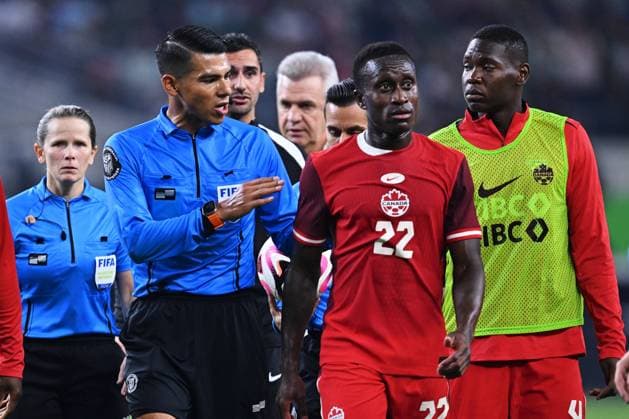 Fußball, Länderspiel, Mexiko - Kanada RECORD DATE NOT STATED Seleccion Mexicana 2024 Mexico 0-0 Canada Referee Victor Rivas and Richie Laryea of Canada during the game International Friendly, Länderspiel, Nationalmannschaft between Mexican national team, Nationalteam (Mexico) and Canada at AT-T Stadium, on September 10, 2024, Arlington, Texas, United States. ARLINGTON TEXAS UNITED STATES Copyright: xJorgexMartinezx 20240910210541_SNM_MEX_CAN_LARYEA194
