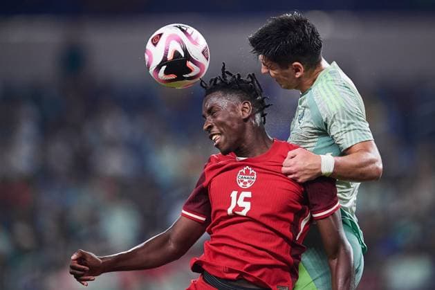 Fußball, Länderspiel, Mexiko - Kanada RECORD DATE NOT STATED Seleccion Mexicana 2024 Mexico vs Canada Moise Bombito (L) of Canada jumps for the ball with Jesus Angulo (R) of Mexico during the game International Friendly, Länderspiel, Nationalmannschaft between Mexican national team, Nationalteam (Mexico) and Canada at AT-T Stadium, on September 10, 2024, Arlington, Texas, United States. ARLINGTON TEXAS UNITED STATES Copyright: xJONATHANxDUENASx 20240910213530_SNM_MEX_CAN_ANGULO254