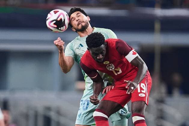 Fußball, Länderspiel, Mexiko - Kanada RECORD DATE NOT STATED Seleccion Mexicana 2024 Mexico vs Canada Henry Martin (L) of Mexico jumps for the ball with Alphonso Davies (R) of Canada during the game International Friendly, Länderspiel, Nationalmannschaft between Mexican national team, Nationalteam (Mexico) and Canada at AT-T Stadium, on September 10, 2024, Arlington, Texas, United States. ARLINGTON TEXAS UNITED STATES Copyright: xJONATHANxDUENASx 20240910214604_SNM_MEX_CAN_MARTIN270