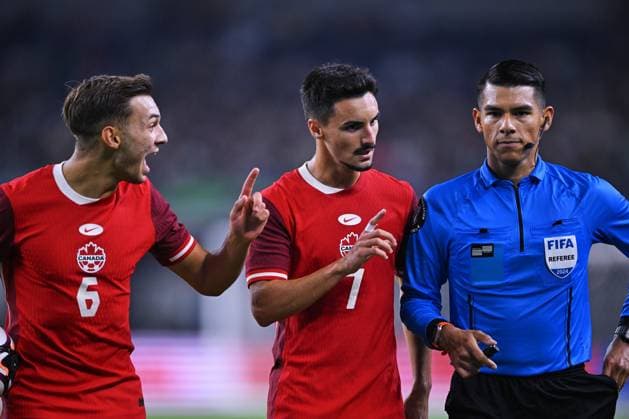 Fußball, Länderspiel, Mexiko - Kanada RECORD DATE NOT STATED Seleccion Mexicana 2024 Mexico vs Canada Niko Sigur, Jonathan Osorio of Canada and Referee Victor Rivas during the game International Friendly, Länderspiel, Nationalmannschaft between Mexican national team, Nationalteam (Mexico) and Canada at AT-T Stadium, on September 10, 2024, Arlington, Texas, United States. ARLINGTON TEXAS UNITED STATES Copyright: xJorgexMartinezx 20240910220107_SNM_MEX_CAN_EUSTAQUIO293