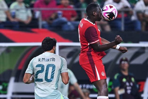 Fußball, Länderspiel, Mexiko - Kanada RECORD DATE NOT STATED Seleccion Mexicana 2024 Mexico vs Canada Henry Martin (L) of Mexico fights for the ball with Kamal Miller (R) of Canada during the game International Friendly, Länderspiel, Nationalmannschaft between Mexican national team, Nationalteam (Mexico) and Canada at AT-T Stadium, on September 10, 2024, Arlington, Texas, United States. ARLINGTON TEXAS UNITED STATES Copyright: xJorgexMartinezx 20240910220335_SNM_MEX_CAN_MILLER301