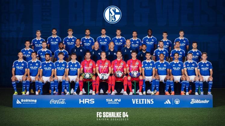 Fußball, GER, 2. BL Saison 2024 2025, FC Schalke 04, Porträttermin, Mannschaftsfoto der Saison 2024 2025 und nachfolgend die BU: Hinten, von links: Martin Wasinski, Marcin Kaminski, Peter Remmert, Kenan Karaman, Janik Bachmann, Sebastian Polter, Taylan Bulut, Bryan Lasme, Felipe Sanchez, Emil Højlund. Mitte, von links: Paul Seguin, Tobias Mohr, Moussa Sylla, Torwart-Trainer Stephan Loboué, Co-Trainer Peter Balette, Chef-Trainer Karel Geraerts, Co-Trainer Tim Smolders, Co-Trainer Sidney Sam, Tomas Kalas, Aris Bayindir, Adrian Gantenbein. Vorne, von links: Henning Matriciani, Ron Schallenberg, Amin Younes, Max Grüger, Vitalie Becker, Michael Langer, Ron-Thorben Hoffmann, Justin Heekeren, Luca Podlech, Mehmet Can Aydin, Anton Donkor, Leo Greiml, Derry John Murkin, Niklas Barthel Copyright: FC Schalke 04
