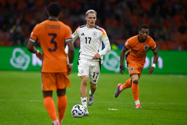 Florian WIRTZ (GER) gegen Jurrien TIMBER (NED) und Quinten TIMBER (NED) Aktion, Zweikampf, Fussball Nations League Niederlande (NED) - Deutschland (GER) 2-2 am 10.09.2024 in der Amsterdam Arena Johan-Cruyff-Arena in Amsterdam Niederlande *** Florian WIRTZ GER vs Jurrien TIMBER NED and Quinten TIMBER NED action, duel, Soccer Nations League Netherlands NED Germany GER 2 2 on 10 09 2024 at Amsterdam Arena Johan Cruyff Arena in Amsterdam Netherlands