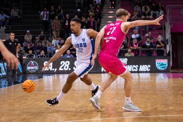 Sport Themen der Woche KW37 Sport Bilder des Tages Testspiel, Telekom Baskets Bonn vs. Saint-Quentin Basket Ball, 11.09.2024 Noah Kirkwood (Saint-Quentin Basket Ball 22) und Lars Thiemann (Telekom Baskets Bonn 21) -- Testspiel, Telekom Baskets Bonn vs. Saint-Quentin Basket Ball, 11.09.2024, Saisonvorbereitung, Telekom Dome Bonn *** Test match, Telekom Baskets Bonn vs Saint Quentin Basket Ball, 11 09 2024 Noah Kirkwood Saint Quentin Basket Ball 22 and Lars Thiemann Telekom Baskets Bonn 21 Test match, Telekom Baskets Bonn vs Saint Quentin Basket Ball, 11 09 2024, pre-season preparation, Telekom Dome Bonn Copyright: xBEAUTIFULxSPORTS Derixx