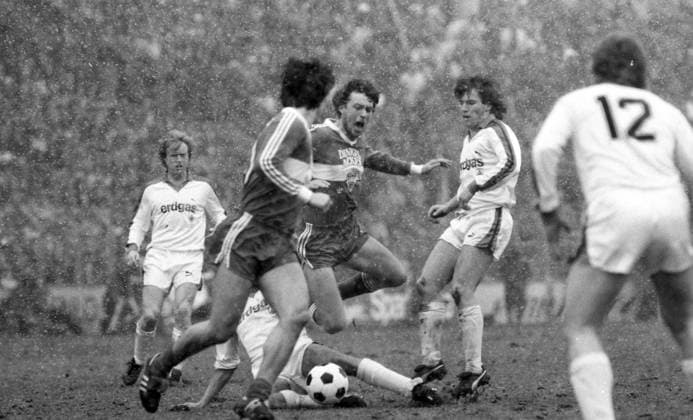 10.03.84 Borussia Mönchengladbach - VfB Stuttgart Deutschland, Mönchengladbach, 10.03.1984, Fussball, Bundesliga, Borussia Mönchengladbach - VfB Stuttgart (2:0): v.l. Karl Allgöwer (VfB Stuttgart), Lothar Matthäus (Borussia Mönchengladbach). *** 10 03 84 Borussia Mönchengladbach VfB Stuttgart Germany, Mönchengladbach, 10 03 1984, Soccer, Bundesliga, Borussia Mönchengladbach VfB Stuttgart 2 0 v l Karl Allgöwer VfB Stuttgart , Lothar Matthäus Borussia Mönchengladbach