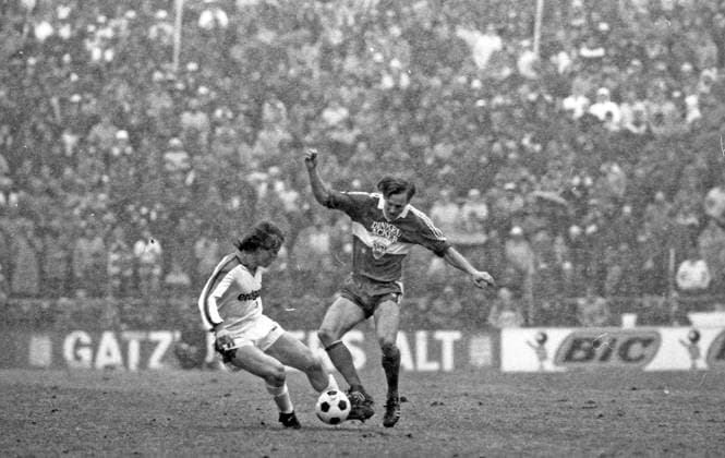 10.03.84 Borussia Mönchengladbach - VfB Stuttgart Deutschland, Mönchengladbach, 10.03.1984, Fussball, Bundesliga, Borussia Mönchengladbach - VfB Stuttgart (2:0): v.l. Uli Borowka (Borussia Mönchengladbach), Dan Corneliusson (VfB Stuttgart). *** 10 03 84 Borussia Mönchengladbach VfB Stuttgart Germany, Mönchengladbach, 10 03 1984, Soccer, Bundesliga, Borussia Mönchengladbach VfB Stuttgart 2 0 v l Uli Borowka Borussia Mönchengladbach , Dan Corneliusson VfB Stuttgart