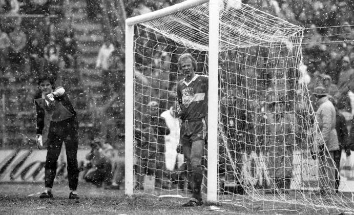 10.03.84 Borussia Mönchengladbach - VfB Stuttgart Deutschland, Mönchengladbach, 10.03.1984, Fussball, Bundesliga, Borussia Mönchengladbach - VfB Stuttgart (2:0): v.l. Helmut Roleder, Hans-Peter Makan (beide VfB Stuttgart). *** 10 03 84 Borussia Mönchengladbach VfB Stuttgart Germany, Mönchengladbach, 10 03 1984, Soccer, Bundesliga, Borussia Mönchengladbach VfB Stuttgart 2 0 v l Helmut Roleder, Hans Peter Makan both VfB Stuttgart