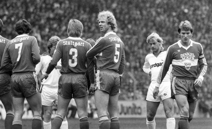 10.03.84 Borussia Mönchengladbach - VfB Stuttgart Deutschland, Mönchengladbach, 10.03.1984, Fussball, Bundesliga, Borussia Mönchengladbach - VfB Stuttgart (2:0): v.l. Karl Allgöwer, Bernd Förster, Hans-Peter Makan (alle VfB Stuttgart), Hans-Günter Bruns (Borussia Mönchengladbach), Karlheinz Förster (Borussia Mönchengladbach). *** 10 03 84 Borussia Mönchengladbach VfB Stuttgart Germany, Mönchengladbach, 10 03 1984, Soccer, Bundesliga, Borussia Mönchengladbach VfB Stuttgart 2 0 v l Karl Allgöwer, Bernd Förster, Hans Peter Makan all VfB Stuttgart , Hans Günter Bruns Borussia Mönchengladbach , Karlheinz Förster Borussia Mönchengladbach
