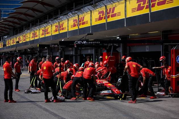 Scuderia Ferrari mechanic, mecanicien, mechanics during the Formula 1 Azerbaijan Grand Prix 2024, 17th round of the 2024 Formula One World Championship, WM, Weltmeisterschaft from September 13 to 15, 2024 on the Baku City Circuit, in Baku, Azerbaijan - F1 - AZERBAIJAN GRAND PRIX 2024 DPPI Panoramic  240912_R17_AZERBAIJAN_DP_EA024725