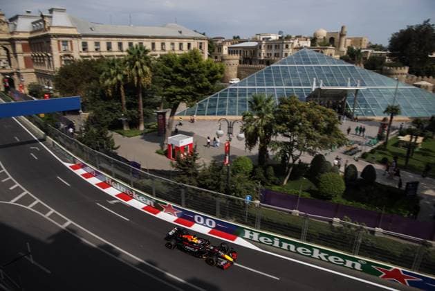 01 VERSTAPPEN Max (nld), Red Bull Racing RB20, action during the Formula 1 Azerbaijan Grand Prix 2024, 17th round of the 2024 Formula One World Championship, WM, Weltmeisterschaft from September 13 to 15, 2024 on the Baku City Circuit, in Baku, Azerbaijan - F1 - AZERBAIJAN GRAND PRIX 2024 DPPI Panoramic  240913_R17_AZERBAIJAN_DP_XB5_4899