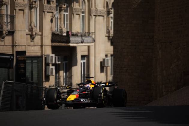 01 VERSTAPPEN Max (nld), Red Bull Racing RB20, action during the Formula 1 Azerbaijan Grand Prix 2024, 17th round of the 2024 Formula One World Championship, WM, Weltmeisterschaft from September 13 to 15, 2024 on the Baku City Circuit, in Baku, Azerbaijan - F1 - AZERBAIJAN GRAND PRIX 2024 DPPI Panoramic  240913_R17_AZERBAIJAN_DP_EA012955