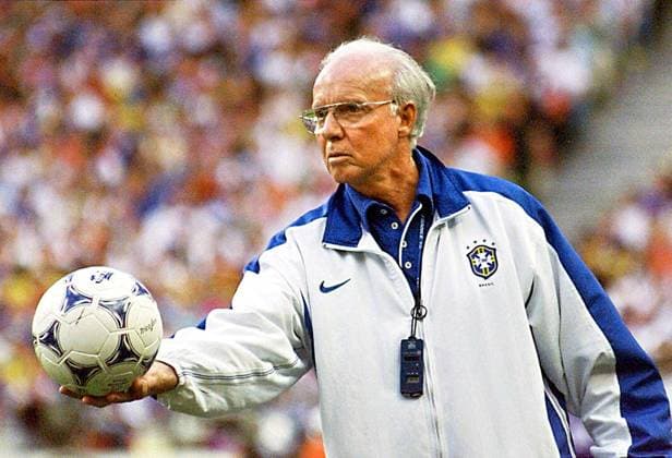 RECORD DATE NOT STATED Esta fotografia de 1998 muestra al entrenador de la seleccion brasilena de futbol, Mario Zagallo RECORD DATE NOT STATED Esta fotografia de 1998 muestra al entrenador de la seleccion brasilena de futbol, Mario Zagallo, durante la final de la Copa del Mundo contra Francia, en la que Brasil perdio 0-3. EDITORIAL USE ONLY *** This 1998 photograph shows the coach of the Brazilian national soccer team, Mario Zagallo, during the World Cup final against France, in which Brazil lost 3-0 EDITORIAL USE ONLY  Copyright: xGDA LaxNacion CostaxRicax-xTodosxlosxderechosxreservados.xProhibidoxelxusoxoxreproduccionxdexestaximagenxenxCostaxRicax GABRIELxBOUYSx crlanacionpic129648 EDITORIAL USE ONLY  Copyright: xIMAGO Newscomx xGDAx imago images 0383780326 IMAGO GABRIELxBOUYSx 0383780326st