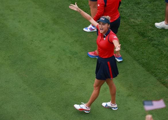 GAINESVILLE, VA - SEPTEMBER 13: Team USA golfer Lexi Thompson encourages the fans to cheer on the first tee during the Friday Foursomes of the first round of the 2024 Solheim Cup on September 13, 2024, at Robert Trent Jones Golf Club at Gainesville, Virginia. (Photo by Brian Spurlock Icon Sportswire) GOLF: SEP 13 Solheim Cup EDITORIAL USE ONLY Icon2409131