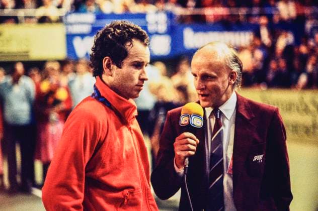 851115 Tennis, Stockholm Open: Winner in mens singles final John McEnroe of USA is interviewed by swedish TV reporter Arne Hegerfors. *** 851115 Tennis, Stockholm Open Winner in mens singles final John McEnroe of USA is interviewed by swedish TV reporter Arne Hegerfors  Copyright: BILDBYRAN BB851115BB042