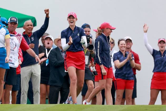 Solheim Cup GAINESVILLE, VIRGINIA - SEPTEMBER 13: Nelly Korda of the United States cheers on Team USA next to Captain Stacy Lewis of the United States as Former US President Barack Obama joins the spectators at the first tee in the afternoon during Day One of the Solheim Cup at Robert Trent Jones Golf Club on Friday, September 13, 2024 in Gainesville, Virginia. Gainesville Virginia United States  Copyright: xAmyxLemusx originalFilename:lemus-solheimc240913_npVcC.jpg