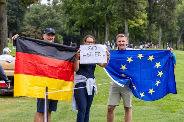 September 13, 2024, Gainesville, Va, USA: Fans cheer on Team Europe s ESTHER HENSELEIT during day one of the 2024 Solheim Cup. Gainesville USA - ZUMAb237 20240913_znp_b237_001 Copyright: xRobertxBlakleyx