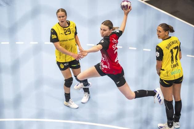 HANDBALL WOMEN 1 BUNDESLIGA 2 GAME DAY THC BORUSSIA DORTMUND FOR EDITORIAL PURPOSES ONLY EDITORIAL USE ONLY p 13 09 2024 Bad Langensalza Handball Women 1 Bundesliga Women Season 2024 2025 Salzhalle 2 Matchday Thüringer HC Borussia Dortmund in photo Anna Szabo 28 Thüringer HC in duel with Alicia Langer 17 Borussia Dortmund and Emma Olsson 29 Borussia Dortmund Germany Thuringia Bad Langensalza Copyright SaschaxFromm Copyright: SaschaxFromm doc7x627wb49q1zx8tmmdl ,EDITORIAL USE ONLY Copyright: SaschaxFromm