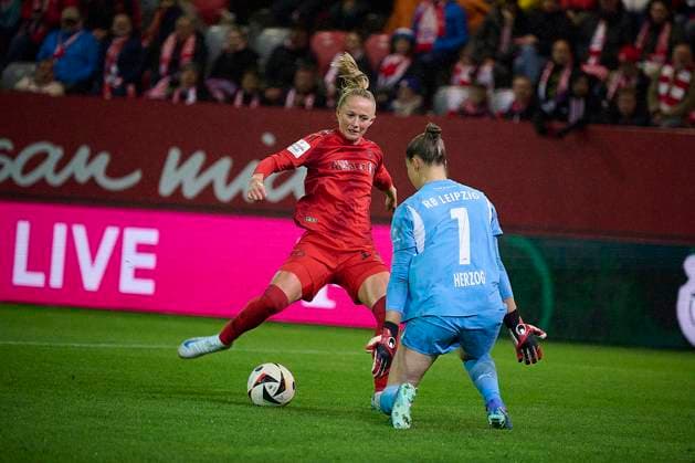 2024 25 BL Women FC Bayern Munich Women vs RB Leipzig, 2 Matchday, Season 2024 2025,, FC Bayern Munich Women vs RB Leipzig, 2024 09 13, FC Bayern Campus Munich SCHÜLLER Lea FC Bayern Munich 11 , HERZOG Elvira RB Leipzig 01 , sportworld Munich FC Bayern Campus Bayern Germany