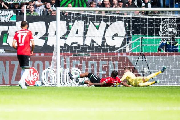 14 09 2024 Soccer, 2024 2025, 2 Bundesliga, Matchday 5, Hannover 96 1 FC Kaiserslautern M Jessic Ngankam Hannover misses the goal in front of R Julian Krahl Kaiserslautern DFL REGULATIONS PROHIBIT ANY USE OF PHOTOGRAPHS AS IMAGE SEQUENCES AND OR QUASI VIDEO