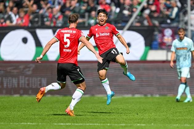 2 Bundesliga Hannover 06 1 FC Kaiserslautern on 14 09 2024 at the HDI Arena in Hannover Cheering, goal celebration, goal scorer, goal scorer Hyunju Lee Hannover 96 cheers after his goal for 1 0 with Phil Neumann Hannover 96 MT