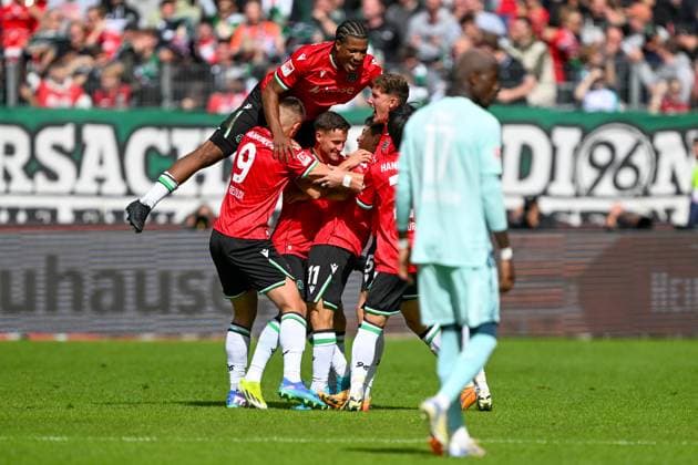 2 Bundesliga Hannover 06 1 FC Kaiserslautern on 14 09 2024 at the HDI Arena in Hannover Cheering, goal celebration, goal scorer, goal scorer Hyunju Lee Hannover 96 cheers after his goal for 1 0 with Phil Neumann Hannover 96 MT