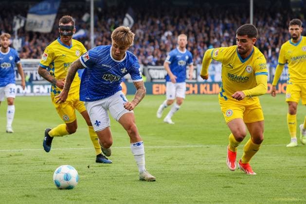 2024 09 14 xJFAx Soccer 2 Bundesliga 5 Matchday Season 2024 25, SV Darmstadt 98 Eintracht Braunschweig v l , Luca Marseiler SV Darmstadt 98 , Fabio Di Michele Sanchez Eintracht Braunschweig , Zweikampf, Action, Aktion, Battles for the Ball DFL DFB REGULATIONS PROHIBIT ANY USE OF PHOTOGRAPHS as IMAGE SEQUENCES and or QUASI VIDEO Copyright: JoaquimxFerreira