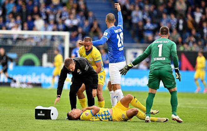 14 09 2024, xfux, Football 2 Bundesliga, SV Darmstadt 98 Eintracht Braunschweig, v l Marvin Rittmüller Rittmueller Eintracht Braunschweig , Sven Köhler Koehler Eintracht Braunschweig receive an injury, bursied, harried, hurt, injured, injury, trauma, disappointed, crestfallen, injured, injury on the ground and gets no air, Aleksandar Vukotic SV Darmstadt 98 , Marcel Schuhen SV Darmstadt 98 gives instructions, gesticulates, gesticulates with arms gives instructions, gesticulate, gesticolando DFL DFB REGULATIONS PROHIBIT ANY USE OF PHOTOGRAPHS as IMAGE SEQUENCES and or QUASI VIDEO Licensing of the photographic work to and or by SV Darmstadt 1898 e V and subsidiaries is not permitted No release of or sale to SV Darmstadt 1898 e V Darmstadt
