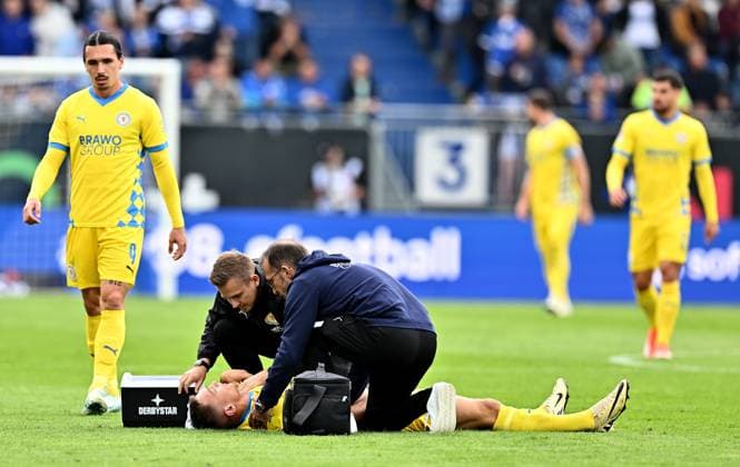 14 09 2024, xfux, Fussball 2 Bundesliga, SV Darmstadt 98 Eintracht Braunschweig, v l Sven Köhler Koehler Eintracht Braunschweig receive an injury, bursied, harried, hurt, injured, trauma, disappointed, crestfallen, verletzt, Injury on the ground and gets no air DFL DFB REGULATIONS PROHIBIT ANY USE OF PHOTOGRAPHS as IMAGE SEQUENCES and or QUASI VIDEO Licensing of the photographic work to and or by SV Darmstadt 1898 e V and subsidiaries is not permitted No release of or sale to SV Darmstadt 1898 e V Darmstadt
