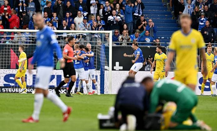 14 09 2024, xfux, Fussball 2 Bundesliga, SV Darmstadt 98 Eintracht Braunschweig, f l Sergio Lopez Lopez SV Darmstadt 98 and players of SV Darmstadt 98 Torjubel, Jubel, Goal celebration, celebrate the goal to 1 0, in the foreground Sven Köhler Koehler Eintracht Braunschweig receive an injury, bursied, harried, hurt, injured, injury, trauma, disappointed, crestfallen, injured, injury treated because he cant breathe and Marcel Schuhen SV Darmstadt 98 helps DFL DFB REGULATIONS PROHIBIT ANY USE OF PHOTOGRAPHS as IMAGE SEQUENCES and or QUASI VIDEO No release of or sale to SV Darmstadt 1898 e V Darmstadt and subsidiaries is permitted.