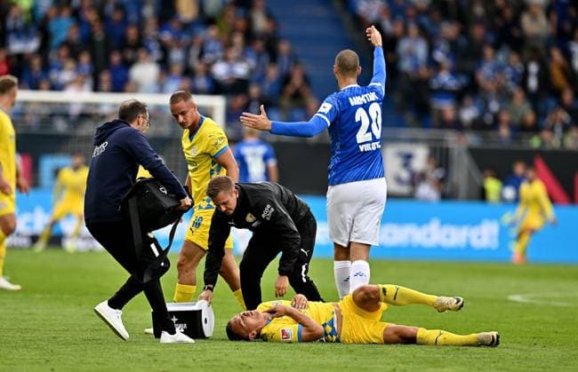 14 09 2024, xfux, Fussball 2 Bundesliga, SV Darmstadt 98 Eintracht Braunschweig, v l Marvin Rittmüller Rittmueller Eintracht Braunschweig , Sven Köhler Koehler Eintracht Braunschweig receive an injury, bursied, harried, hurt, injured, injury, trauma, disappointed, crestfallen, injured, injury on the ground and gets no air, Aleksandar Vukotic SV Darmstadt 98 gives instructions, gesticulates, gesticulates with arms gives instructions, gesticulate, gesticolando DFL DFB REGULATIONS PROHIBIT ANY USE OF PHOTOGRAPHS as IMAGE SEQUENCES and or QUASI VIDEO Licensing of the photographic work to and or by SV Darmstadt 1898 e V and subsidiaries is not permitted No release of or sale to SV Darmstadt 1898 e V Darmstadt