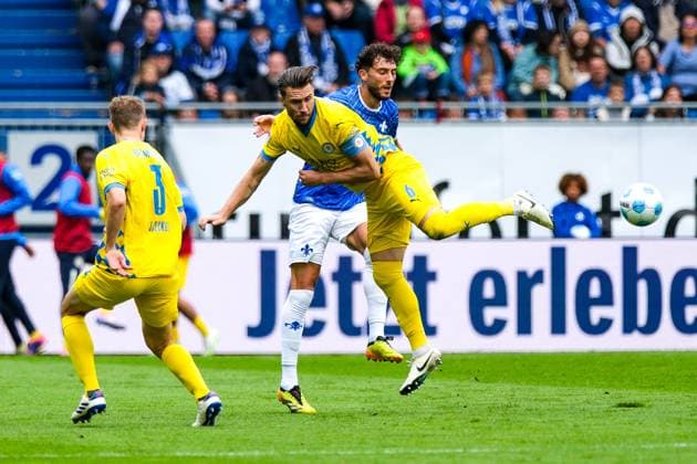 Ermin Bicakcic Eintracht Braunschweig, 06 in duel with Fraser Hornby SV Darmstadt 98, 09 , GER, SV Darmstadt 98 vs Eintracht Braunschweig, Soccer, 2 Bundesliga, Matchday 5, Season 2024 2025, 14 09 2024 DFL DFB REGULATIONS PROHIBIT ANY USE OF PHOTOGRAPHS as IMAGE SEQUENCES and or QUASI VIDEO GER, SV Darmstadt 98 vs Eintracht Braunschweig, Football, 2 Bundesliga, Matchday 5, Season 2024 2025, 14 09 2024 Darmstadt Copyright: xEibner-Pressefoto FlorianxWieganx EP_FWD