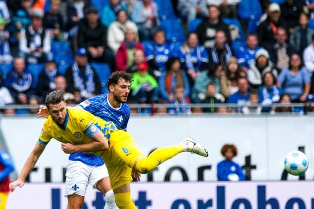 Ermin Bicakcic Eintracht Braunschweig, 06 in duel with Fraser Hornby SV Darmstadt 98, 09 , GER, SV Darmstadt 98 vs Eintracht Braunschweig, Soccer, 2 Bundesliga, Matchday 5, Season 2024 2025, 14 09 2024 DFL DFB REGULATIONS PROHIBIT ANY USE OF PHOTOGRAPHS as IMAGE SEQUENCES and or QUASI VIDEO GER, SV Darmstadt 98 vs Eintracht Braunschweig, Football, 2 Bundesliga, Matchday 5, Season 2024 2025, 14 09 2024 Darmstadt Copyright: xEibner-Pressefoto FlorianxWieganx EP_FWD