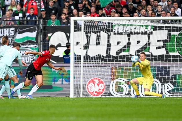 2 Bundesliga Hannover 06 1 FC Kaiserslautern on 14 09 2024 at the HDI Arena in Hannover Goalkeeper Julian Krahl Kaiserslautern keeps the ball from Nicolo Tresoldi Hannover 96 MT