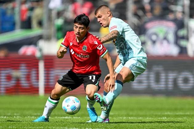 2 Bundesliga Hannover 06 1 FC Kaiserslautern on 14 09 2024 at the HDI Arena in Hannover Hyunju Lee Hannover 96 in a duel against Erik Wekesser Kaiserslautern MT