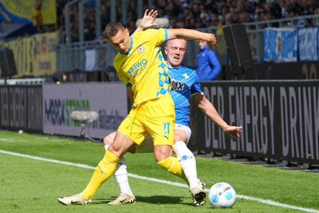 Kevin Ehlers Eintracht Braunschweig, 21 vs Isac Lidberg SV Darmstadt 98, 07 14 09 2024 2 Bundesliga, Season 24 25 SV Darmstadt 98 vs Eintracht Braunschweig, Stadion am Boellenfalltor, emonline, emspor,
