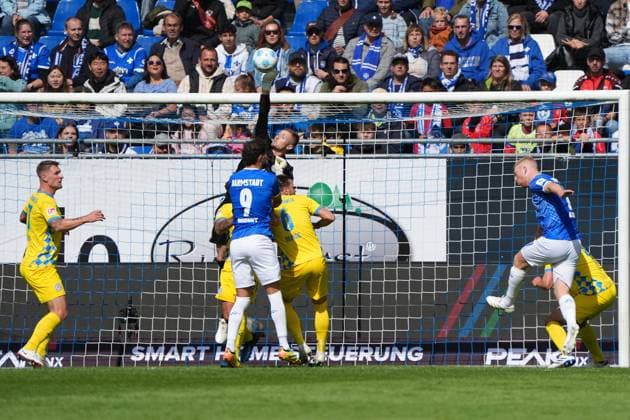 Goalkeeper Lennart Grill Eintracht Braunschweig, 1 save 14 09 2024 2 Bundesliga, Season 24 25 SV Darmstadt 98 vs Eintracht Braunschweig, Stadion am Boellenfalltor, emonline, emspor,