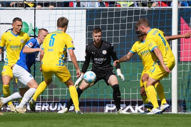 Braunschweig tries to clear against Isac Lidberg SV Darmstadt 98, 07 14 09 2024 2 Bundesliga, season 24 25 SV Darmstadt 98 vs Eintracht Braunschweig, Stadion am Boellenfalltor, emonline, emspor,