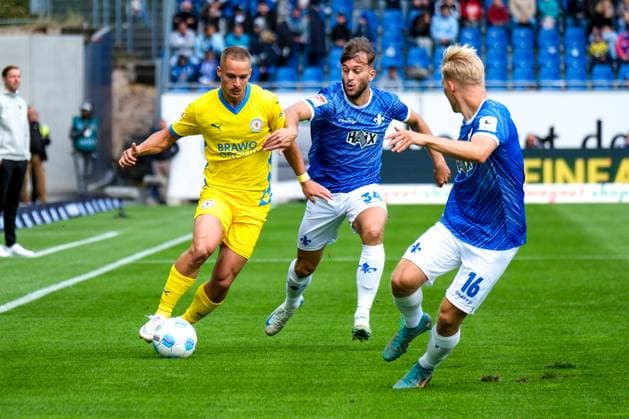 Marvin Rittmueller Eintracht Braunschweig, 18 in duel with Killian Corredor SV Darmstadt 98, 34 , GER, SV Darmstadt 98 vs Eintracht Braunschweig, Soccer, 2 Bundesliga, Matchday 5, Season 2024 2025, 14 09 2024 DFL DFB REGULATIONS PROHIBIT ANY USE OF PHOTOGRAPHS as IMAGE SEQUENCES and or QUASI VIDEO GER, SV Darmstadt 98 vs Eintracht Braunschweig, Football, 2 Bundesliga, Matchday 5, Season 2024 2025, 14 09 2024 Darmstadt Copyright: xEibner-Pressefoto FlorianxWieganx EP_FWD