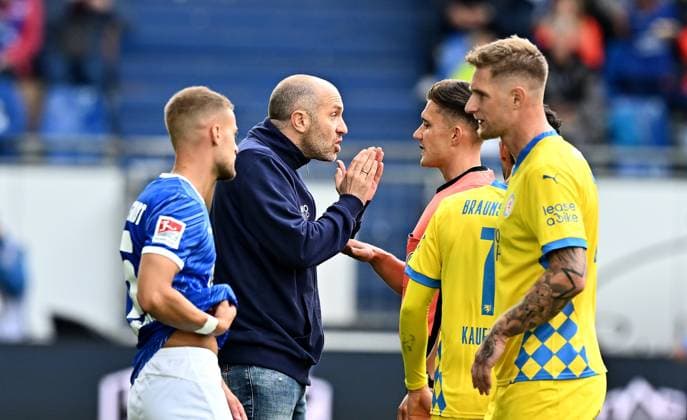 14 09 2024, xfux, Fußball 2 Bundesliga, SV Darmstadt 98 Eintracht Braunschweig, v l Trainer Daniel Scherning Eintracht Braunschweig gives instructions, gesticulates, gesticulate with arms gives instructions, gesticulate, gesticolando to Referee Referee Felix Prigan DFL DFB REGULATIONS PROHIBIT ANY USE OF PHOTOGRAPHS as IMAGE SEQUENCES and or QUASI VIDEO Licensing of the photographic work to and or by SV Darmstadt 1898 e V and subsidiaries is not permitted No release of or sale to SV Darmstadt 1898 e V Darmstadt