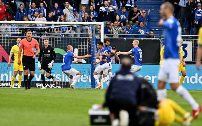 14 09 2024, xfux, Fußball 2 Bundesliga, SV Darmstadt 98 Eintracht Braunschweig, v l Isac Lidberg SV Darmstadt 98 , Torschuetze Torschütze Sergio Lopez Lopez SV Darmstadt 98 , Fraser Hornby SV Darmstadt 98 , Kai Klefisch SV Darmstadt 98 Torjubel, Jubel, Goal celebration, celebrate the goal zum 1 0 und im Vordergrund liegt Sven Köhler Koehler Eintracht Braunschweig am Boden receive an injury, bursied, harried, hurt, injured, injury, trauma, disappointed, crestfallen, verletzt, Verletzung und bekommt keine Luft DFL DFB REGULATIONS PROHIBIT ANY USE OF PHOTOGRAPHS as IMAGE SEQUENCES and or QUASI VIDEO Licensing of the photographic work to and or by SV Darmstadt 1898 e V and subsidiaries is not permitted No release of or sale to SV Darmstadt 1898 e V Darmstadt