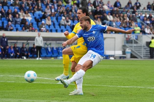 Killian Corredor SV Darmstadt 98, 34 pulls off against Raya Philippe Eintracht Braunschweig, 9 14 09 2024 2 Bundesliga, season 24 25 SV Darmstadt 98 vs Eintracht Braunschweig, Stadion am Boellenfalltor, emonline, emspor,