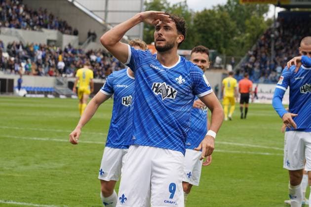 celebrate the goal, goal celebration for 2 0 by Frasier Hornby SV Darmstadt 98, 09 , 14 09 2024 2 Bundesliga, season 24 25 SV Darmstadt 98 vs Eintracht Braunschweig, Stadion am Boellenfalltor, emonline, emspor,