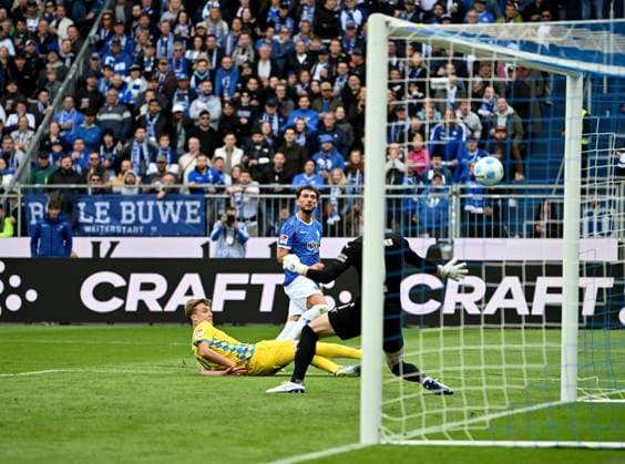 14 09 2024, xfux, Fußball 2 Bundesliga, SV Darmstadt 98 Eintracht Braunschweig, v l Robert Ivanov Eintracht Braunschweig , Torschuetze Goal scorer Fraser Hornby SV Darmstadt 98 , Lennart Grill Eintracht Braunschweig Goal scored, Goal for disallowed 2 0 offside goal offside goal DFL DFB REGULATIONS PROHIBIT ANY USE OF PHOTOGRAPHS as IMAGE SEQUENCES and or QUASI VIDEO No release of or sale to SV Darmstadt 1898 e V Darmstadt